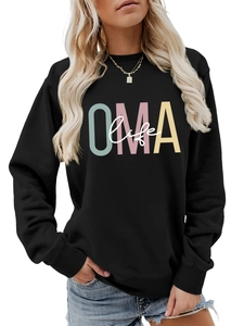 Détail de l'imprimé OMA life sur un sweat à col rond noir avec poignets côtelés