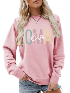 Détail du sweat rose à col rond avec motif OMA life et poignets élastiques côtelés