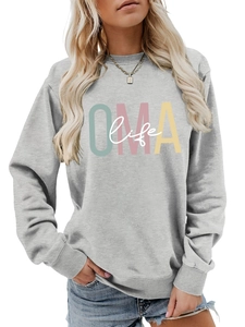 Détail d'un sweat gris à col rond avec motif imprimé de lettres OMA life de style Morandi