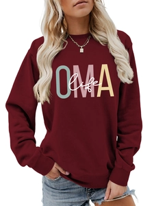 Détail de l'imprimé OMA life sur un sweat-shirt à manches longues bordeaux pour femme