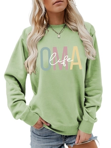 Détail du col rond côtelé et du lettrage OMA life sur le sweat-shirt vert décontracté