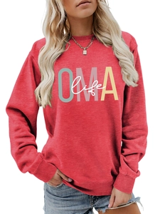 Détail d'un sweat rouge à col rond avec imprimé OMA life et poignets côtelés