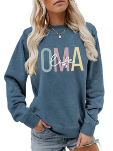 Détail du sweat-shirt gris-bleu avec imprimé lettrage coloré OMA life