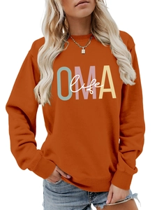 Détail de l'imprimé OMA life sur un sweat-shirt orange brique à manches longues