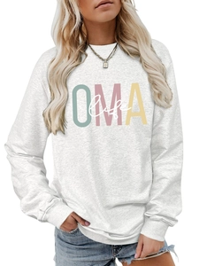 Détail de l'imprimé OMA life sur un sweat-shirt gris décontracté à col rond