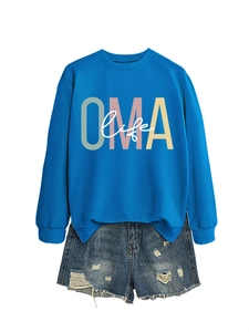 Détail d'un sweat bleu roi avec broderie OMA life et d'un short en jean effet vieilli