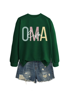 Détail de l'imprimé OMA life sur sweatshirt vert foncé avec short en jean vieilli