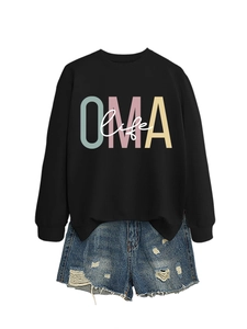 Détail du sweat OMA life avec short en jean usé et finitions effilochées de haute qualité