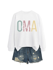 Détail du sweat blanc avec lettrage coloré OMA life et short en jean style rétro