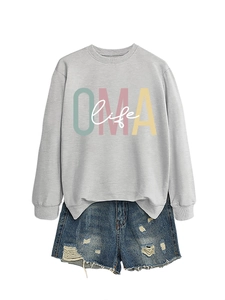 Détail de l'imprimé OMA life sur sweatshirt gris à manches longues et short en jean