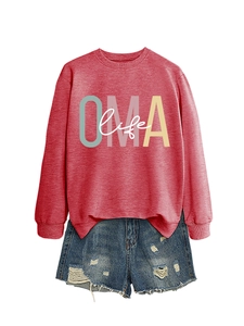 Mise à plat d'un sweat rouge OMA life et d'un short en jean bleu vintage délavé