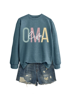 Détail du sweat OMA life avec un short en jean aux bords effilochés et aux textures usées