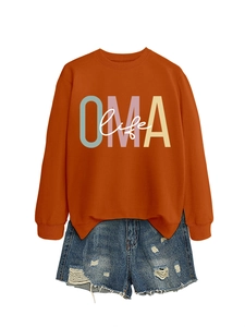 Sweat orange brûlé avec texte OMA life et short en jean bleu aux bords effilochés