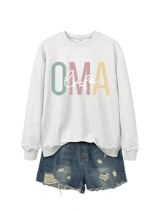 Sweat gris OMA life et short en jean bleu délavé présentés à plat sur fond blanc