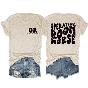 Details von beigem Rundhals-T-Shirt mit Operating Room Nurse Aufdruck am Rücken