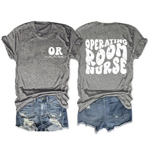 Detaillierte Vorder- und Rückseite des grauen OP-Schwester T-Shirts und Denim-Shorts