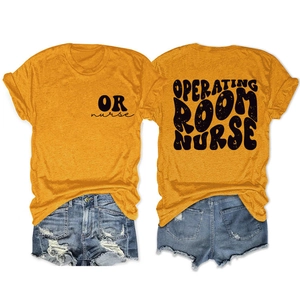 Detailansicht des Vintage-OPERATING ROOM NURSE-Grafikdrucks auf gelbem Baumwoll-T-Shirt