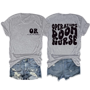 Detailansicht der Rückseite des grauen T-Shirts mit OPERATING ROOM NURSE Schriftzug
