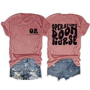 Detaillierte Flachbild-Ansicht eines weinroten OP-Krankenschwester T-Shirts mit Jeans-Shorts