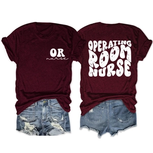 Detail eines weinroten T-Shirts mit OP-Schwester-Rückenprint und Denim-Shorts