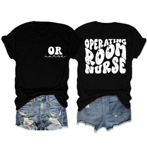 Detail von OP-Krankenschwester T-Shirt und destroyed Denim Shorts Set auf Weiß
