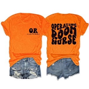 Flachbild-Detail der Vorder- und Rückseite des orangen OP-Krankenschwester-Shirts