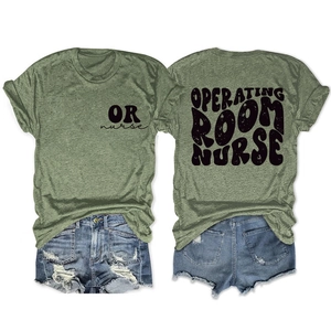Vorder- und Rückseite des armee-grünen OP-Schwester-T-Shirts mit blauen Denim-Shorts