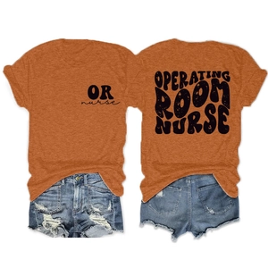 Flach liegendes brennend oranges OP-Schwester-T-Shirt mit Vintage-Druck auf Vorderseite