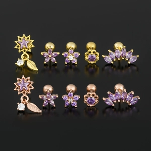 Paarse bloem helix piercing set met gouden oorknopjes en zirkonia sterhangers