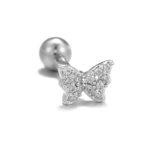Gros plan détaillé d'un piercing papillon en argent orné de pierres de zircone brillantes