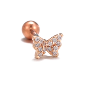 Détail du clou d'oreille papillon en or rose avec pierre zircon et fermoir à bille