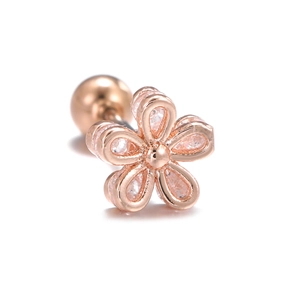 Vue macro d'un piercing hélix fleur en or rose serti de cinq zircons étincelants