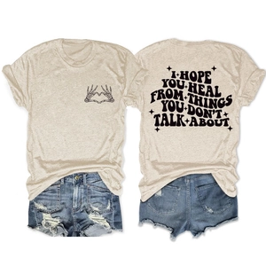 Détails avant et arrière du t-shirt gris avoine avec motif crâne et citation de guérison