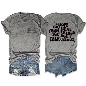 Détails du t-shirt gris à texte imprimé au dos et du short en jean bleu délavé et déchiré