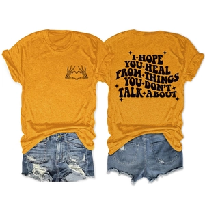 Détail d'un t-shirt orange avec imprimé squelette cœur et citation au dos du vêtement