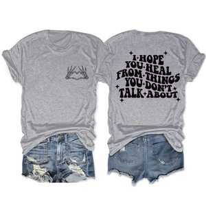 T-shirt gris imprimé squelette cœur et short en jean vieilli posé à plat en détail