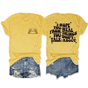 Vues avant et arrière d'un t-shirt jaune avec cœur squelette et citation de guérison