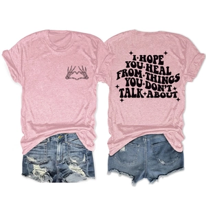T-shirt graphique rose et short en jean vieilli avec impression du texte au dos