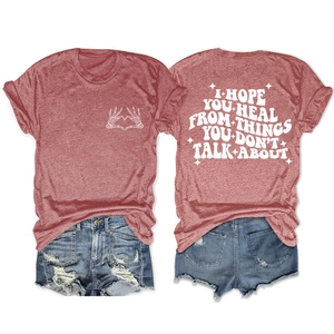T-shirt en coton rouge brique avec imprimé au dos et short en jean déchiré assorti