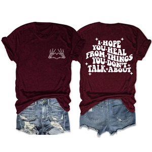 Détails du t-shirt bordeaux avec imprimé cœur squelette et ensemble short en jean