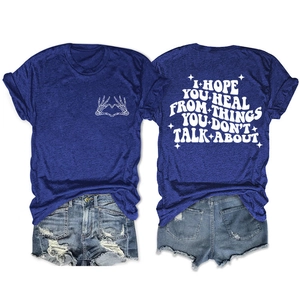 Détail du t-shirt en coton bleu avec imprimé cœur devant et texte vintage au dos