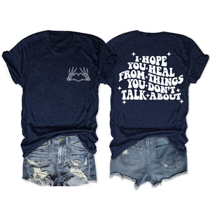 Détail du t-shirt bleu marine avec imprimé I hope you heal au dos et short en jean