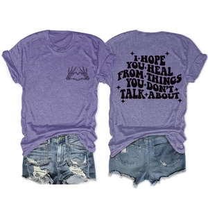 Détails du t-shirt violet avec imprimé main de squelette et slogan au dos