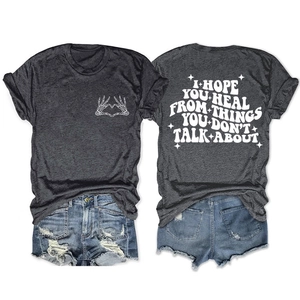Vue avant et arrière du t-shirt gris anthracite avec citation I Hope You Heal et short denim