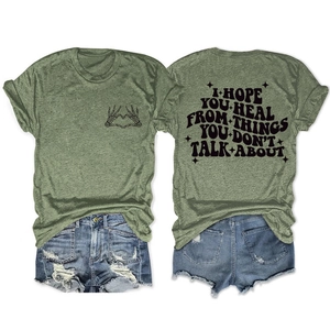 Vue à plat d'un t-shirt vert mousse avec citation au dos et short en jean bleu