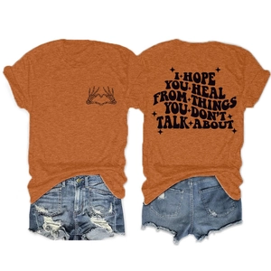 Vue détaillée avant et arrière du t-shirt caramel avec motif coeur et texte inspirant