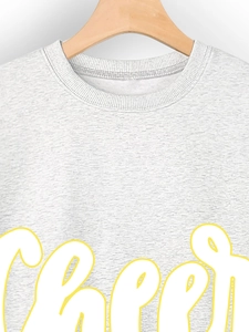 Nahaufnahme vom grauen Sweatshirt mit Cheers-Schriftzug und klassischem Rundhals