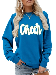 Detail eines blauen Sweatshirts mit weißem Cheer-Aufdruck und lässigem Styling