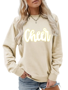 Detailansicht beige Langarm-Sweatshirt mit weißem Cheer-Schriftzug und Rundhalsausschnitt