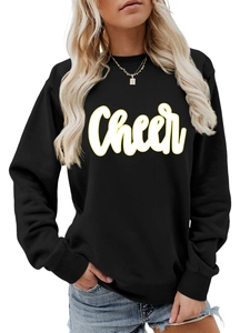 Detail der gerippten Bündchen und weißem Cheer-Schriftzug mit gelben Schatten auf schwarzem Pulli